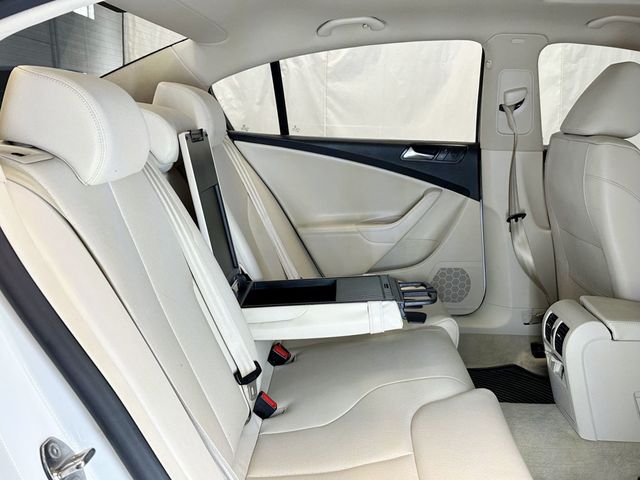 2010 Volkswagen Passat Sedan 4dr DSG Komfort FWD - 23040252 - 33
