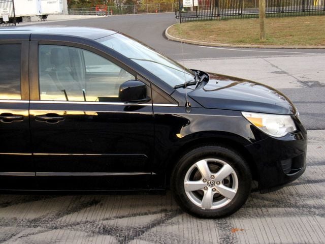 2010 Volkswagen Routan SE - 22656635 - 9