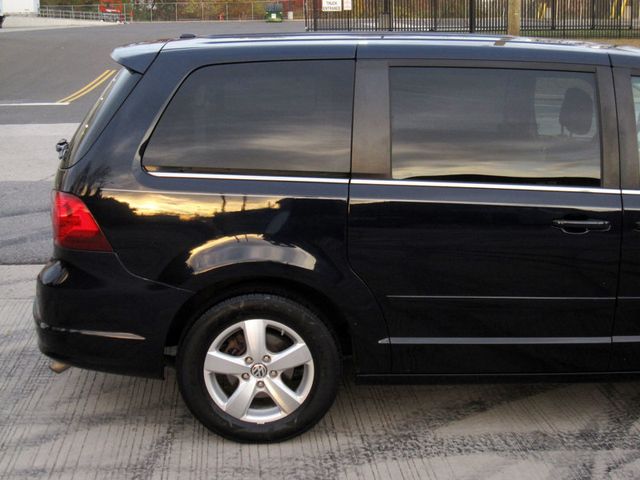 2010 Volkswagen Routan SE - 22656635 - 10