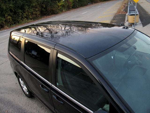 2010 Volkswagen Routan SE - 22656635 - 14