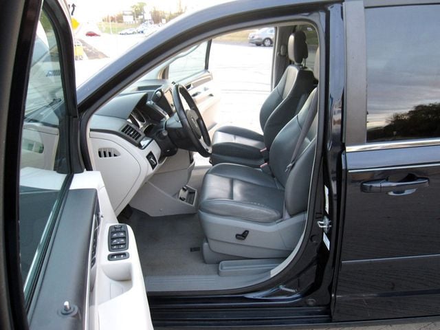 2010 Volkswagen Routan SE - 22656635 - 16