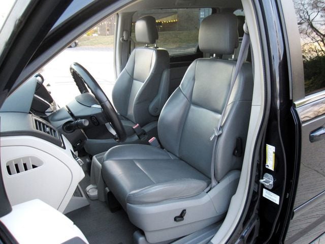 2010 Volkswagen Routan SE - 22656635 - 17