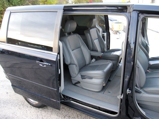 2010 Volkswagen Routan SE - 22656635 - 24