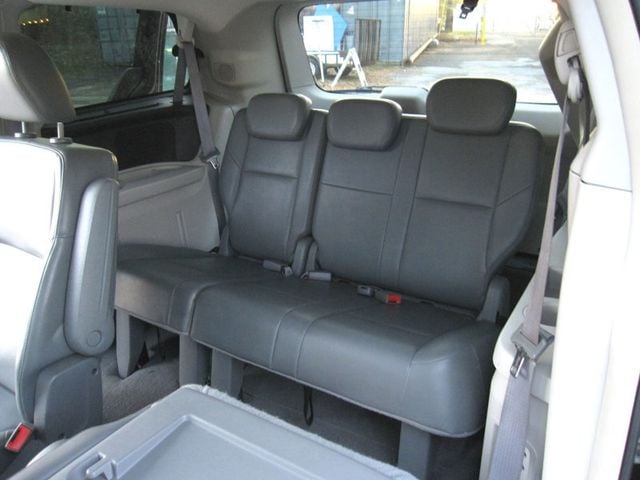 2010 Volkswagen Routan SE - 22656635 - 27