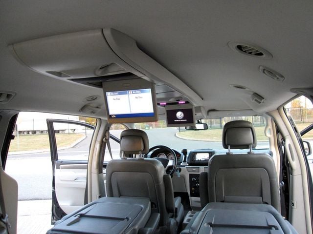 2010 Volkswagen Routan SE - 22656635 - 30