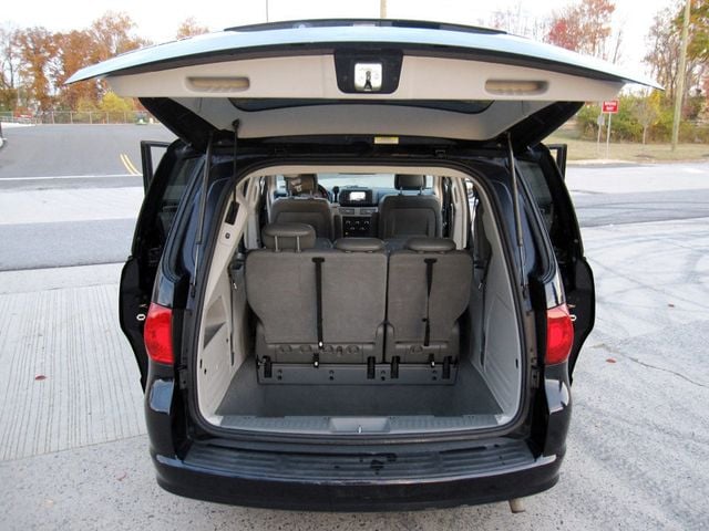 2010 Volkswagen Routan SE - 22656635 - 31