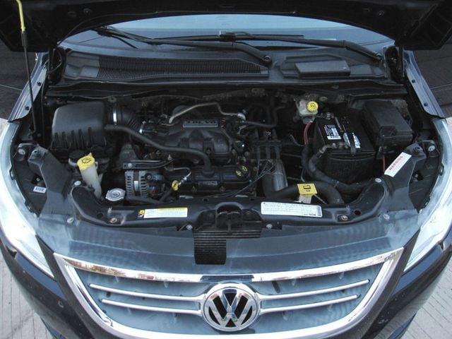 2010 Volkswagen Routan SE - 22656635 - 32