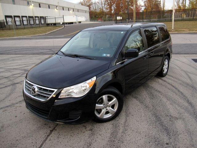 2010 Volkswagen Routan SE - 22656635 - 3