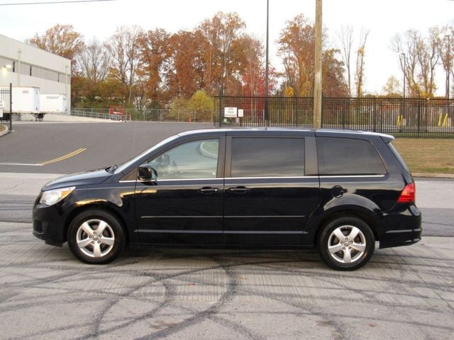 2010 Volkswagen Routan SE - 22656635 - 5