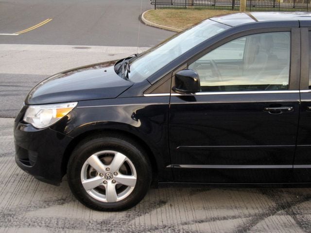 2010 Volkswagen Routan SE - 22656635 - 6