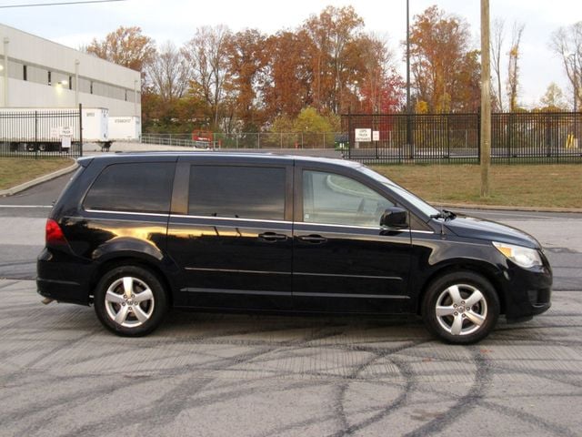 2010 Volkswagen Routan SE - 22656635 - 8