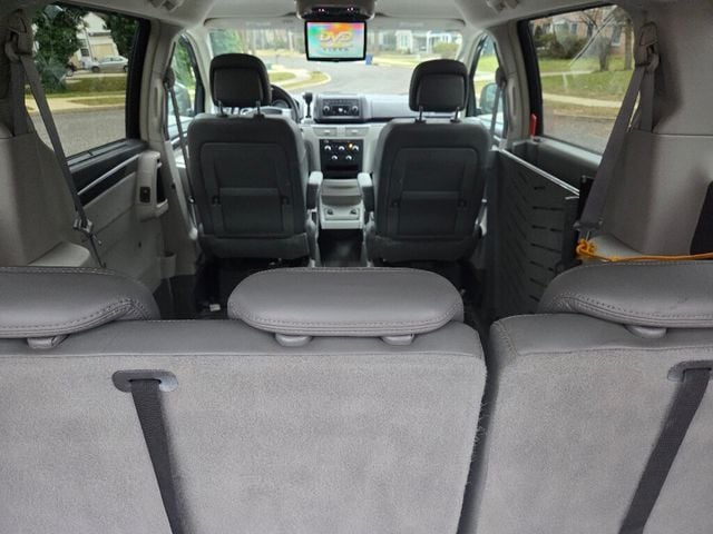 2010 Volkswagen Routan SE - 22967186 - 16