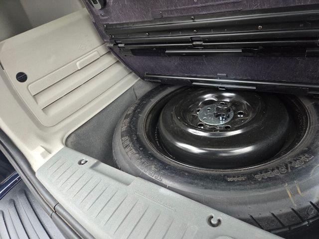 2010 Volkswagen Routan SE - 22967186 - 17