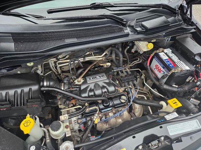 2010 Volkswagen Routan SE - 22967186 - 19