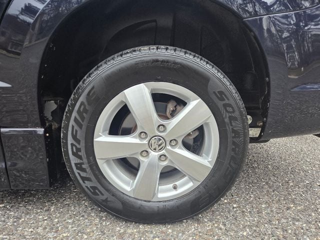 2010 Volkswagen Routan SE - 22967186 - 20