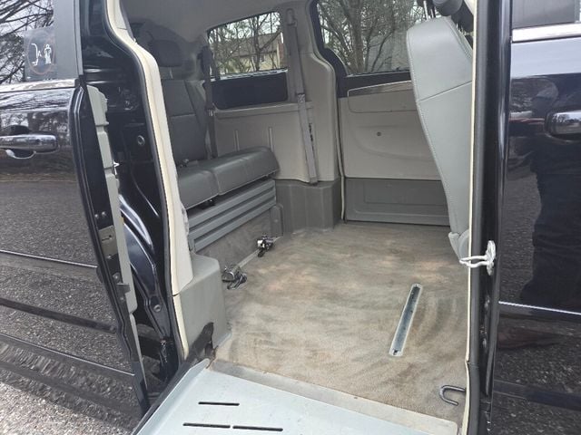 2010 Volkswagen Routan SE - 22967186 - 2