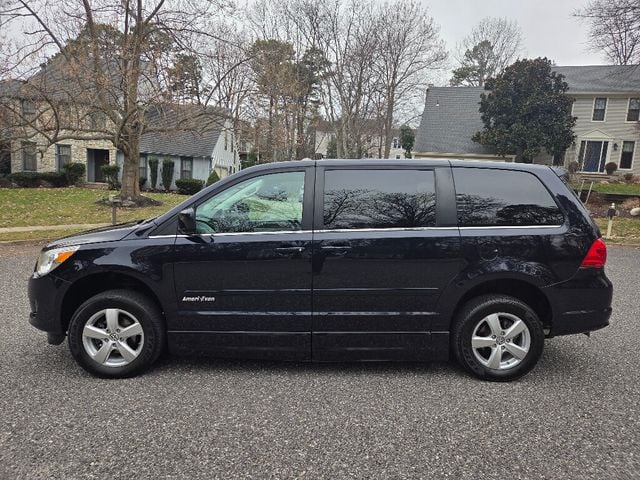 2010 Volkswagen Routan SE - 22967186 - 5