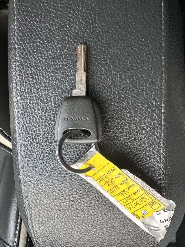 2010 Volvo XC90 AWD 4dr I6 R-Design - 23016884 - 37