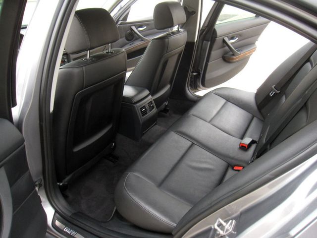 2011 BMW 3 Series 328i xDrive - 22972094 - 28