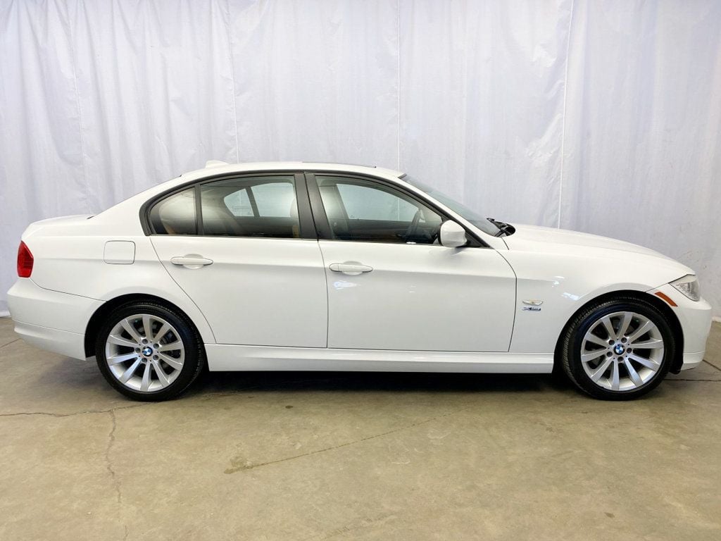 2011 BMW 3 Series 328i xDrive - 22744667 - 4