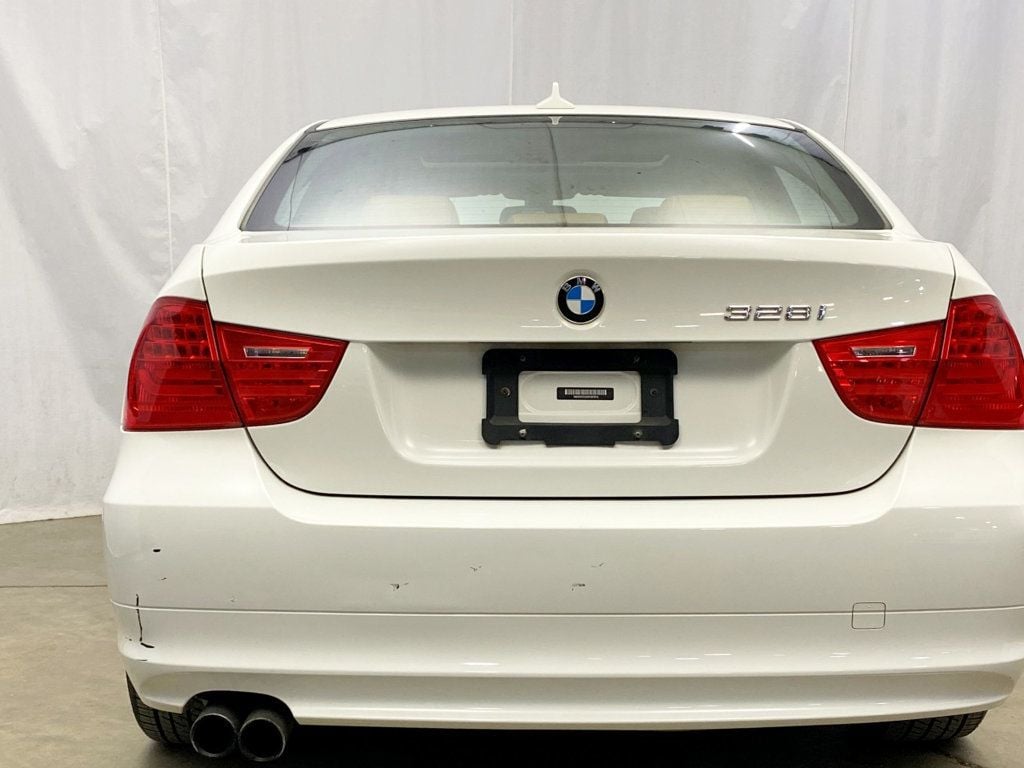 2011 BMW 3 Series 328i xDrive - 22744667 - 5