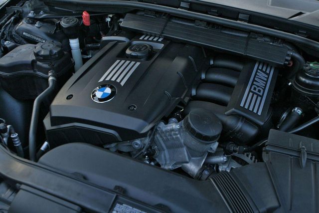 2011 BMW 3 Series 328i xDrive Sedan - 10796108 - 32