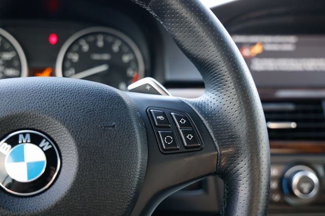 2011 BMW 3 Series 335i - 22955320 - 30