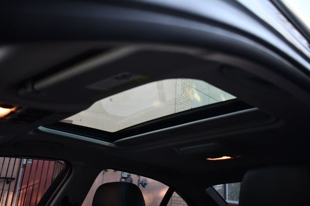 2011 BMW 3 Series 335i xDrive - 22976515 - 32