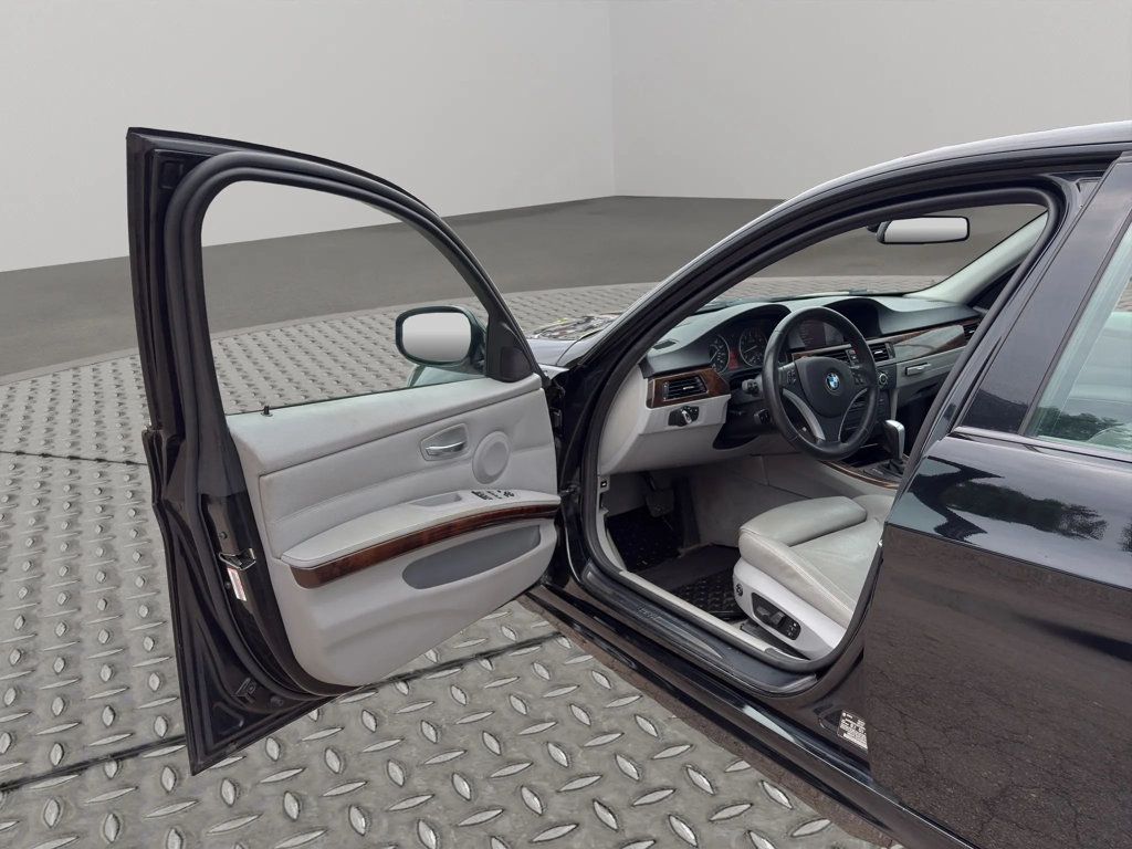 2011 BMW 3 Series 335i xDrive - 23016178 - 24
