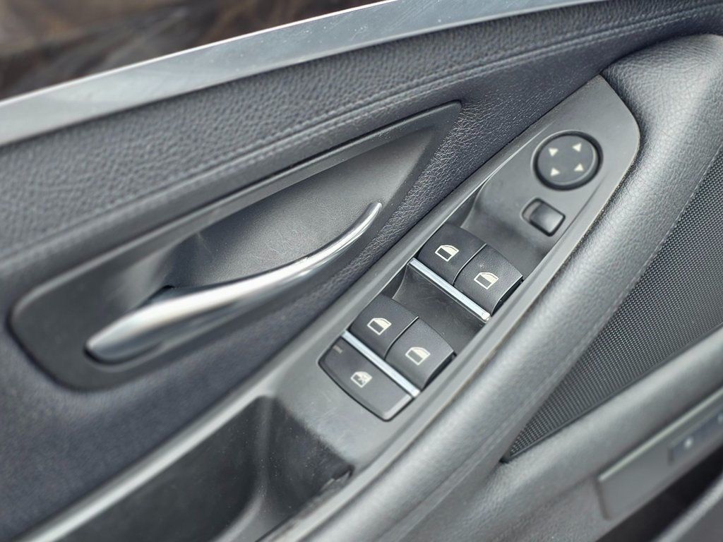 2011 BMW 5 Series 528i - 22968344 - 19