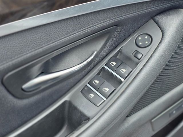 2011 BMW 5 Series 528i - 22968344 - 19