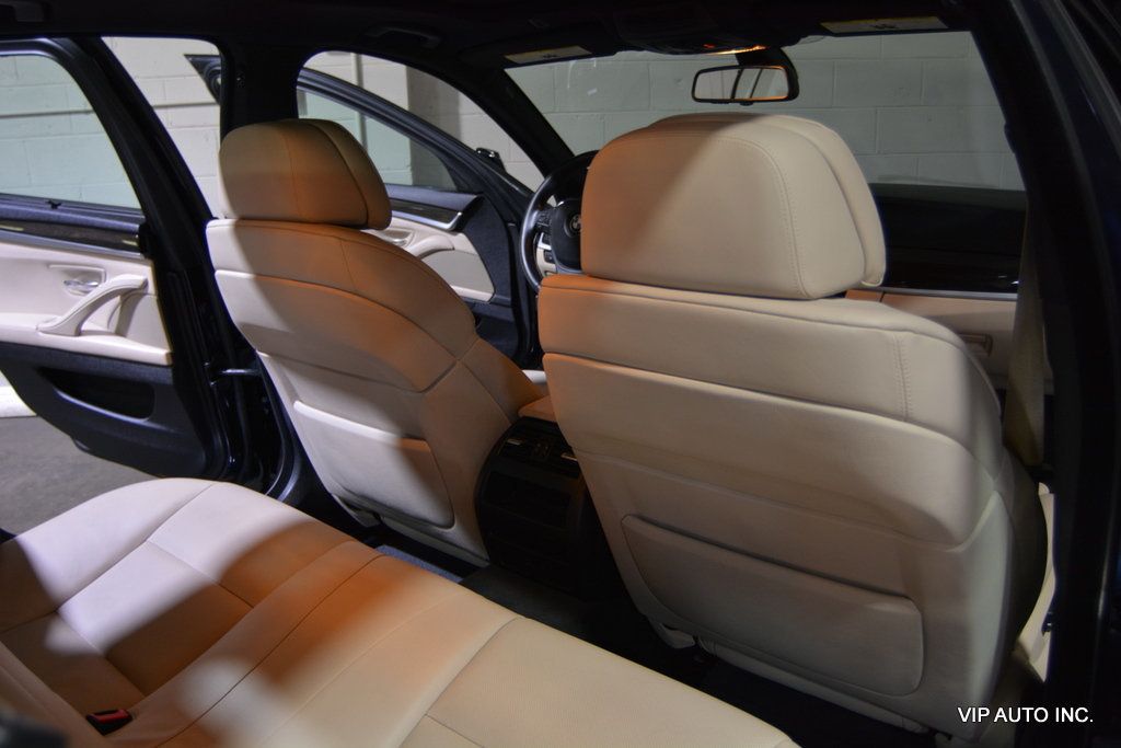 2011 BMW 5 Series 550i - 22866788 - 23