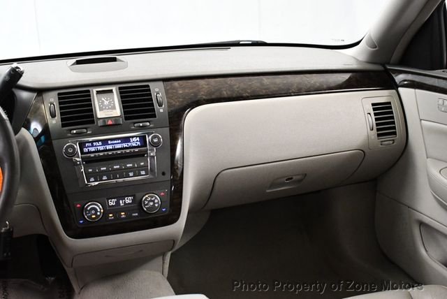 2011 Cadillac DTS 4dr Sedan Luxury Collection - 22480828 - 35