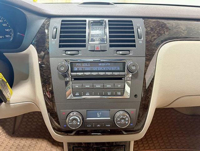 2011 Cadillac DTS 4dr Sedan Luxury Collection - 22937792 - 17