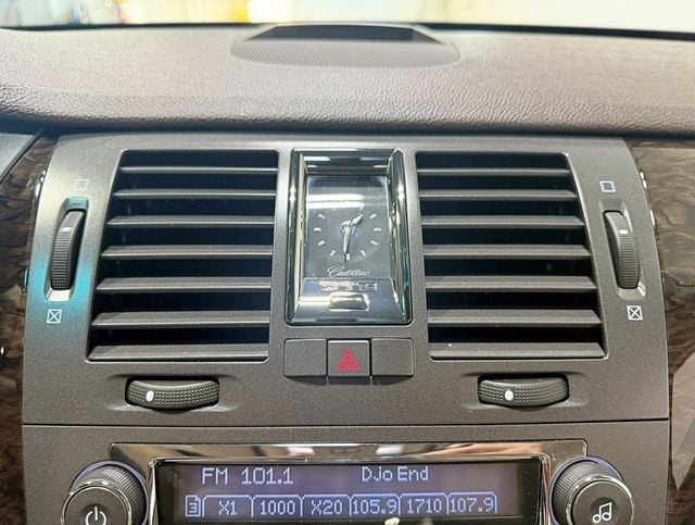 2011 Cadillac DTS 4dr Sedan Luxury Collection - 22937792 - 18