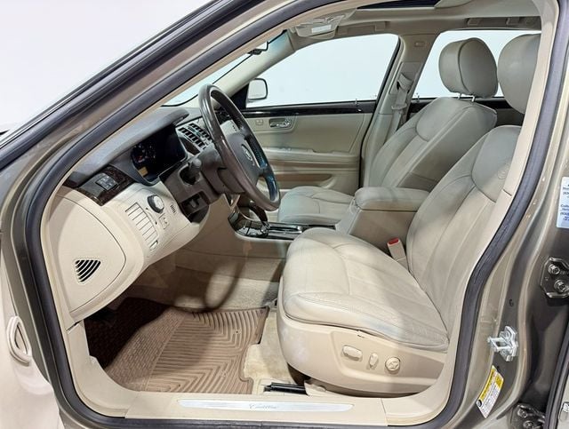 2011 Cadillac DTS 4dr Sedan Luxury Collection - 22937792 - 25