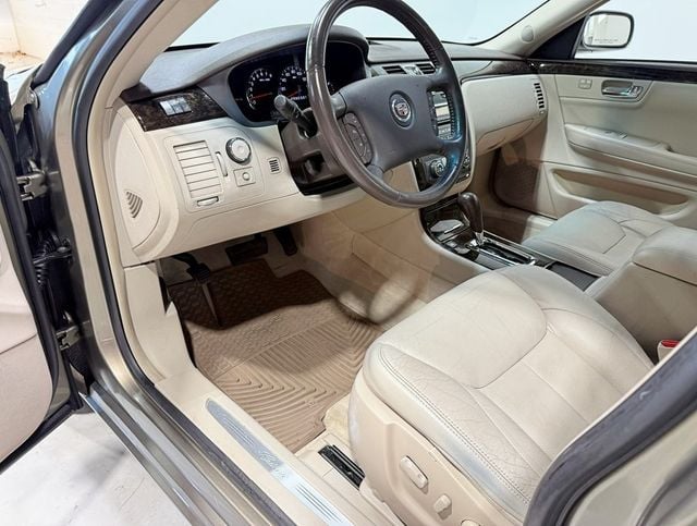 2011 Cadillac DTS 4dr Sedan Luxury Collection - 22937792 - 27