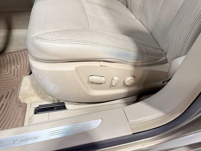 2011 Cadillac DTS 4dr Sedan Luxury Collection - 22937792 - 28