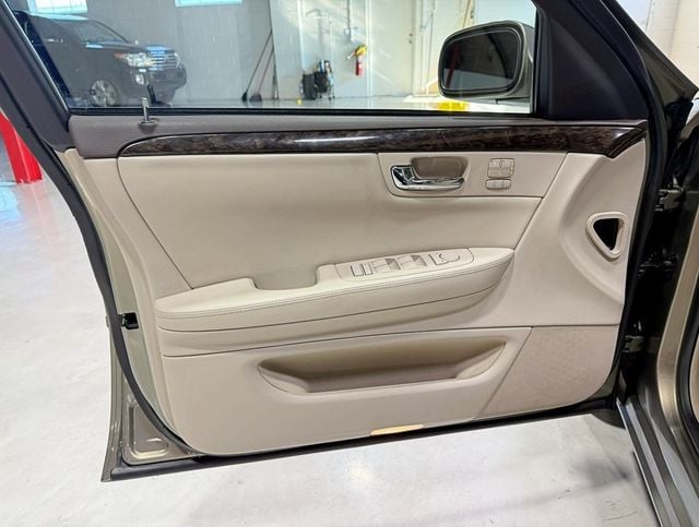 2011 Cadillac DTS 4dr Sedan Luxury Collection - 22937792 - 32