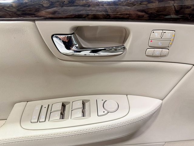 2011 Cadillac DTS 4dr Sedan Luxury Collection - 22937792 - 33