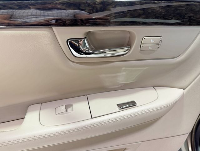 2011 Cadillac DTS 4dr Sedan Luxury Collection - 22937792 - 39