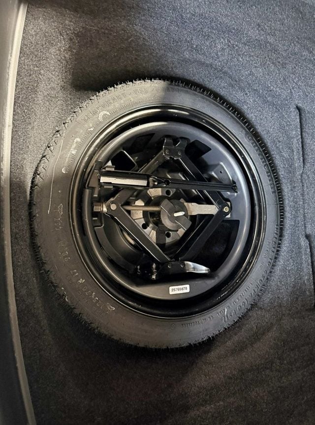 2011 Cadillac DTS 4dr Sedan Luxury Collection - 22937792 - 41