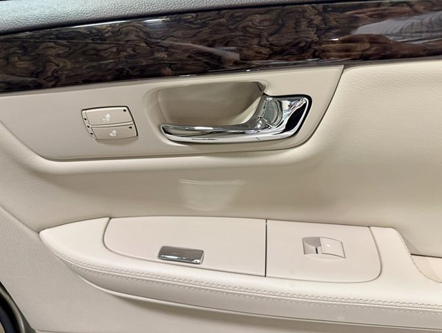 2011 Cadillac DTS 4dr Sedan Luxury Collection - 22937792 - 46