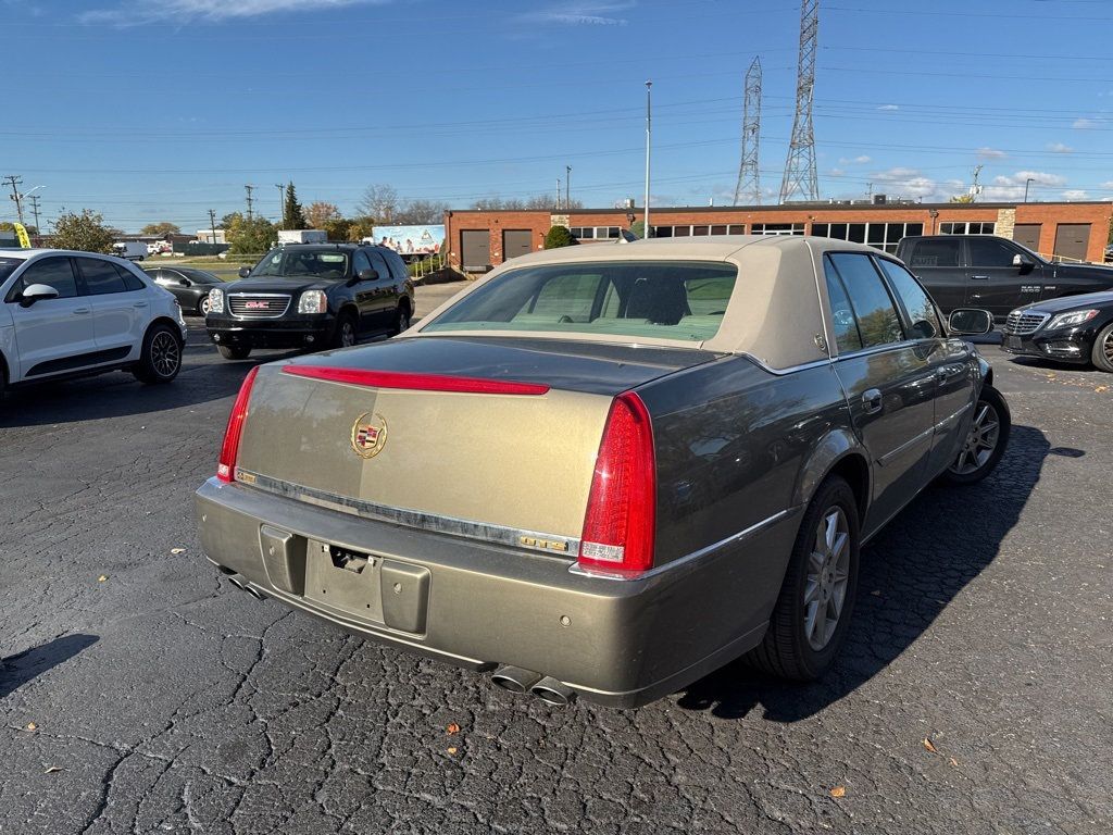2011 Cadillac DTS 4dr Sedan Luxury Collection - 22937792 - 5