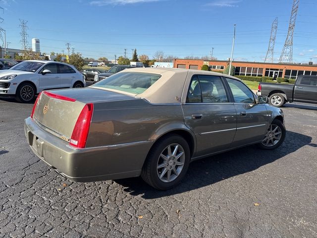 2011 Cadillac DTS 4dr Sedan Luxury Collection - 22937792 - 6