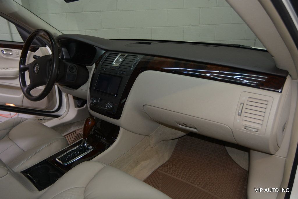 2011 Cadillac DTS 4dr Sedan Luxury Collection - 22982759 - 11