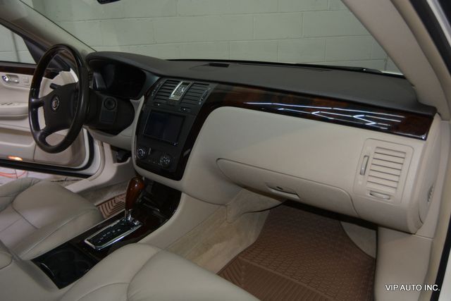 2011 Cadillac DTS 4dr Sedan Luxury Collection - 22982759 - 11