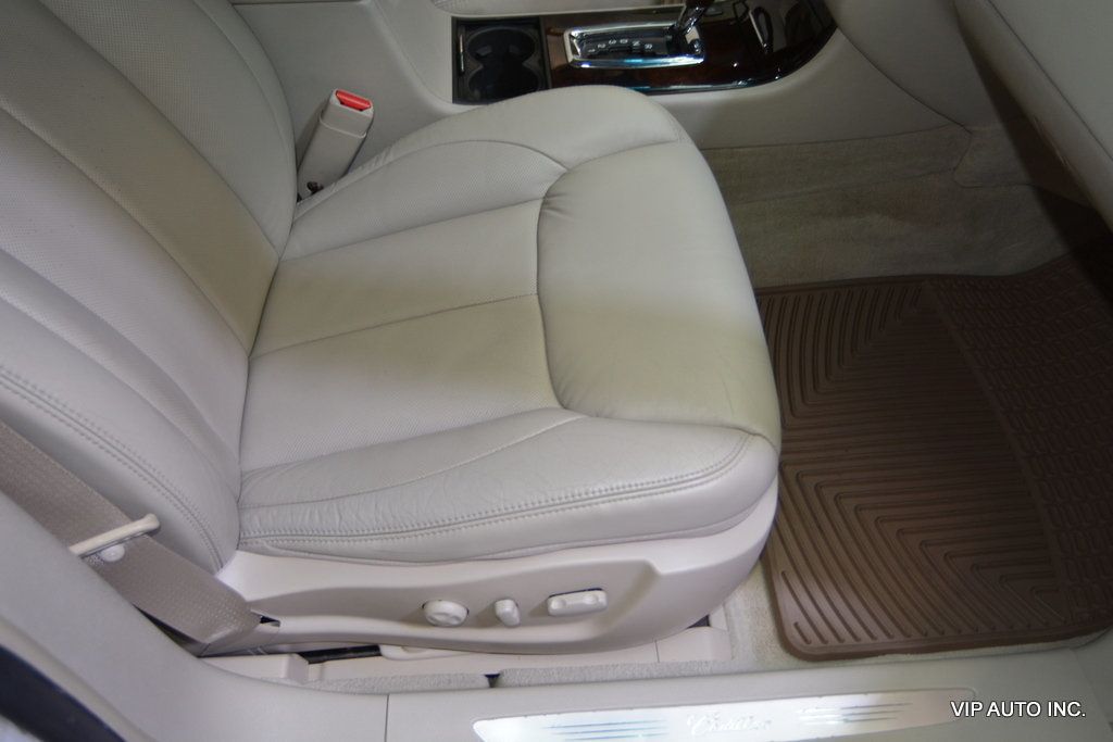 2011 Cadillac DTS 4dr Sedan Luxury Collection - 22982759 - 17