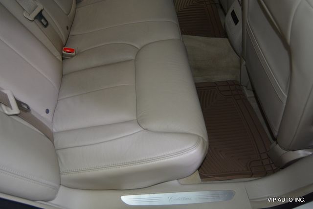 2011 Cadillac DTS 4dr Sedan Luxury Collection - 22982759 - 27