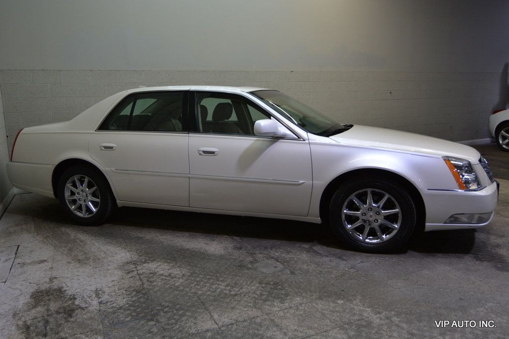 2011 Cadillac DTS 4dr Sedan Luxury Collection - 22982759 - 28